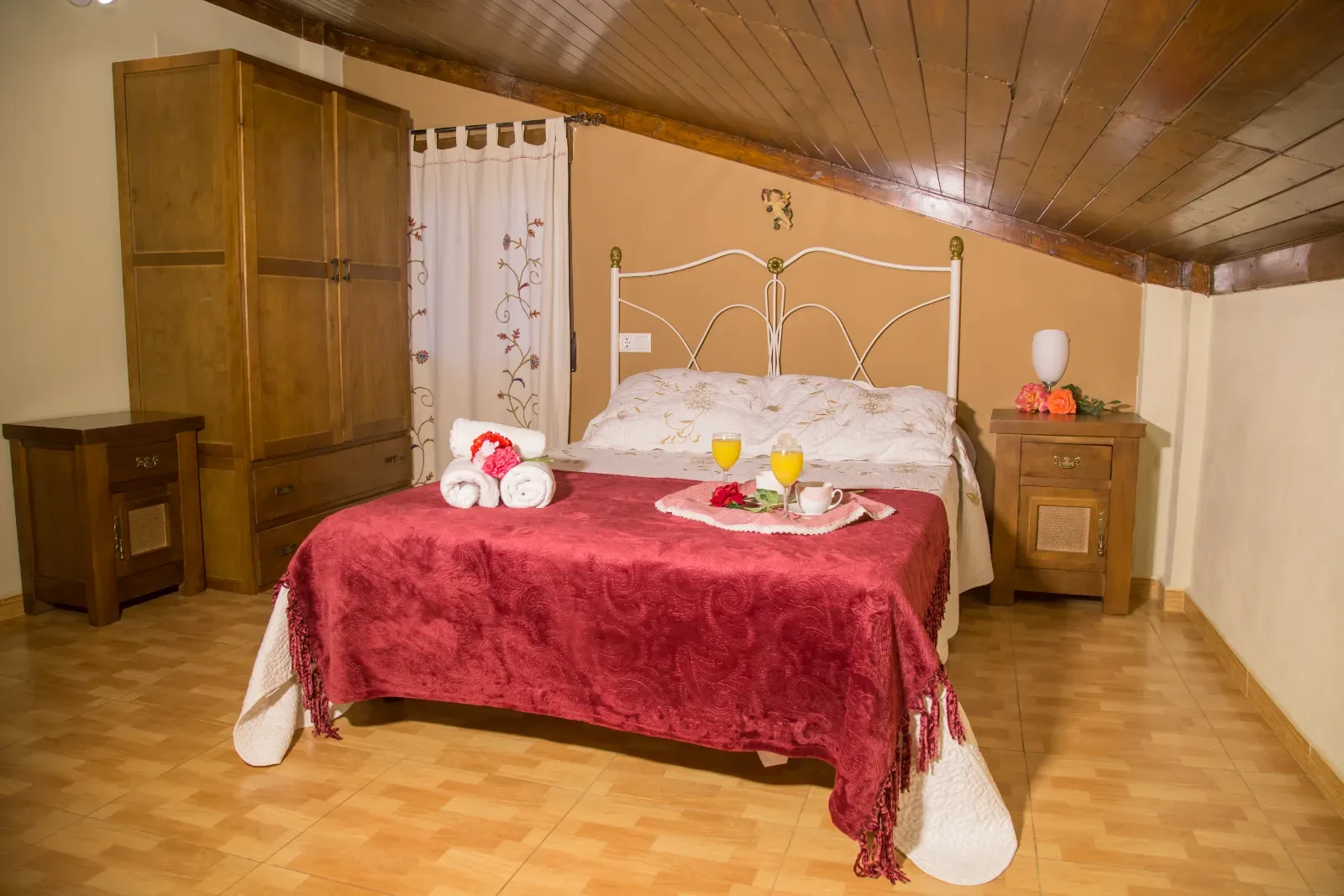 Encantadora casa rural para 13 personas rodeada de preciosos senderos en el Valle de Lecrín