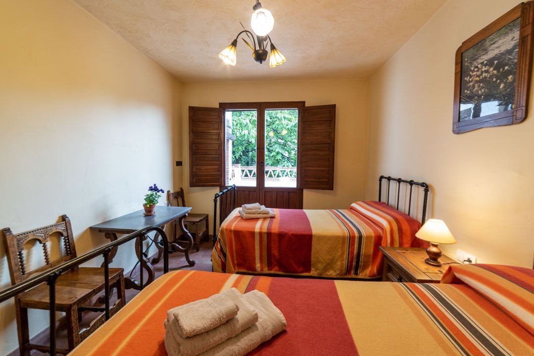 B.Precio apartamento en pleno corazón del pueblo de Nigüelas para 4 personas.