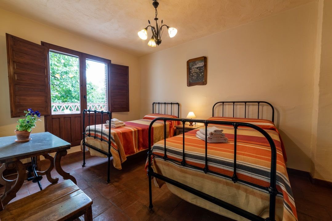 B.Precio apartamento en pleno corazón del pueblo de Nigüelas para 4 personas.