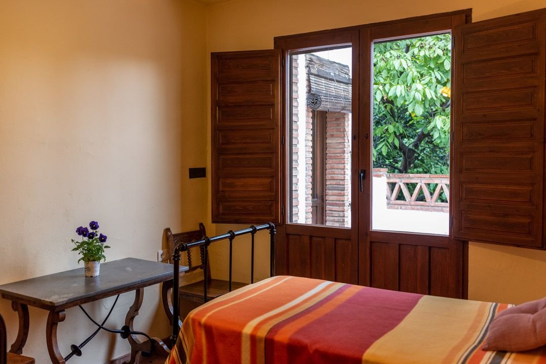 B.Precio apartamento en pleno corazón del pueblo de Nigüelas para 4 personas.