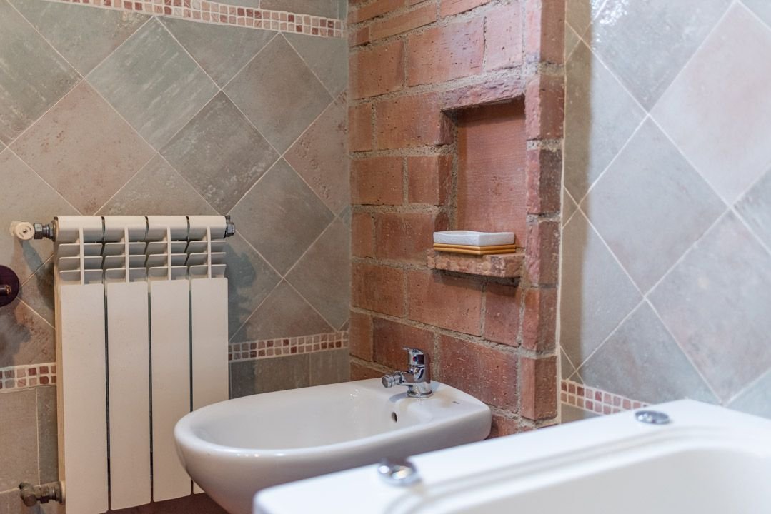 B.Precio apartamento en pleno corazón del pueblo de Nigüelas para 4 personas.