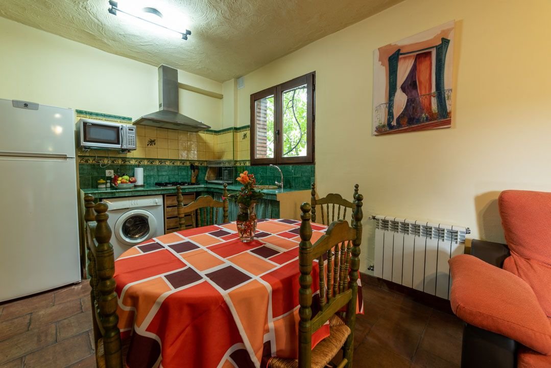 B.Precio apartamento en pleno corazón del pueblo de Nigüelas para 4 personas.