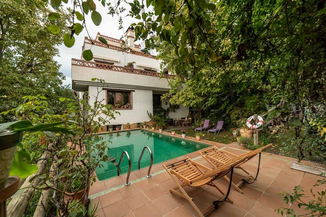 B.Precio apartamento en pleno corazón del pueblo de Nigüelas para 4 personas.