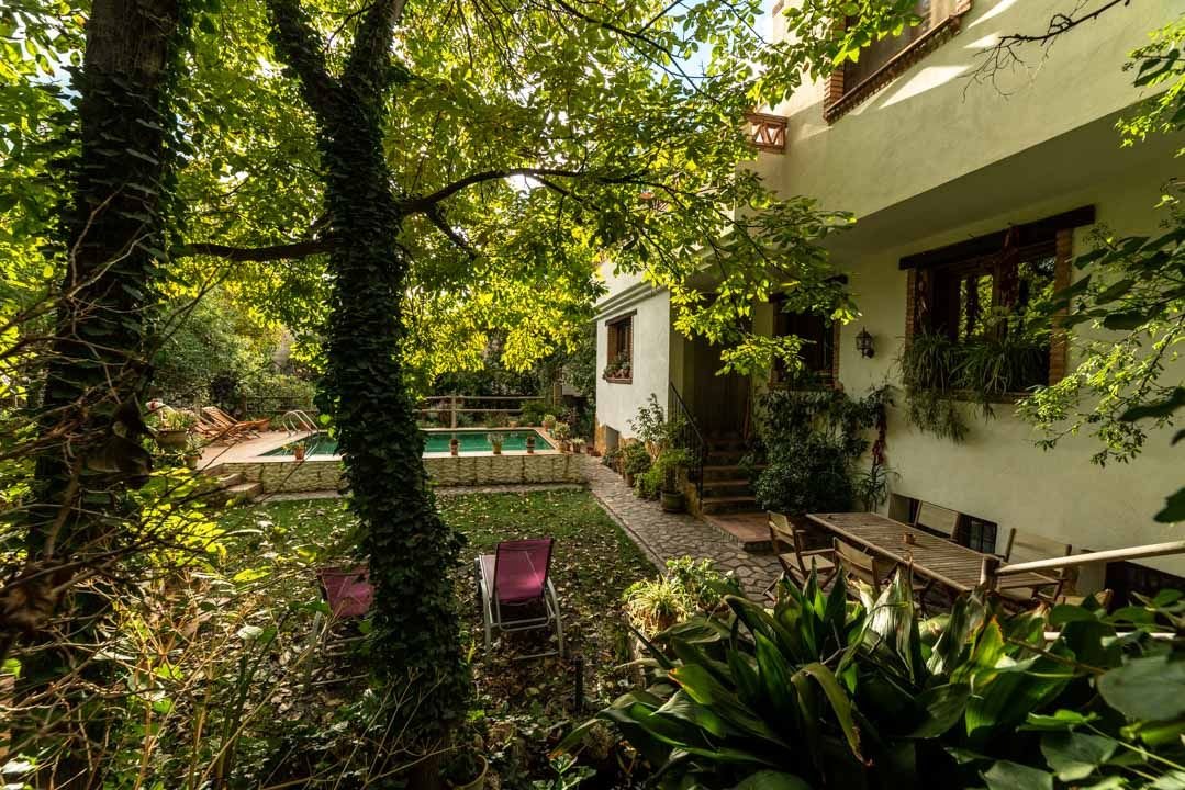 B.Precio apartamento en pleno corazón del pueblo de Nigüelas para 4 personas.