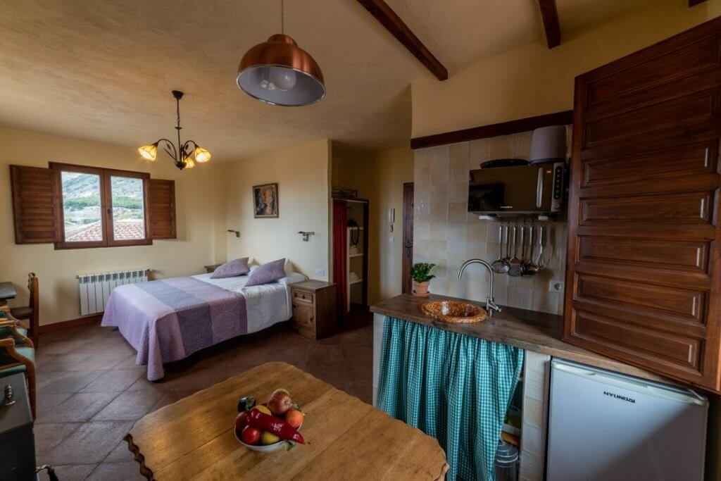 A. Coqueto estudio en un entorno rural de Granada, Nigüelas.