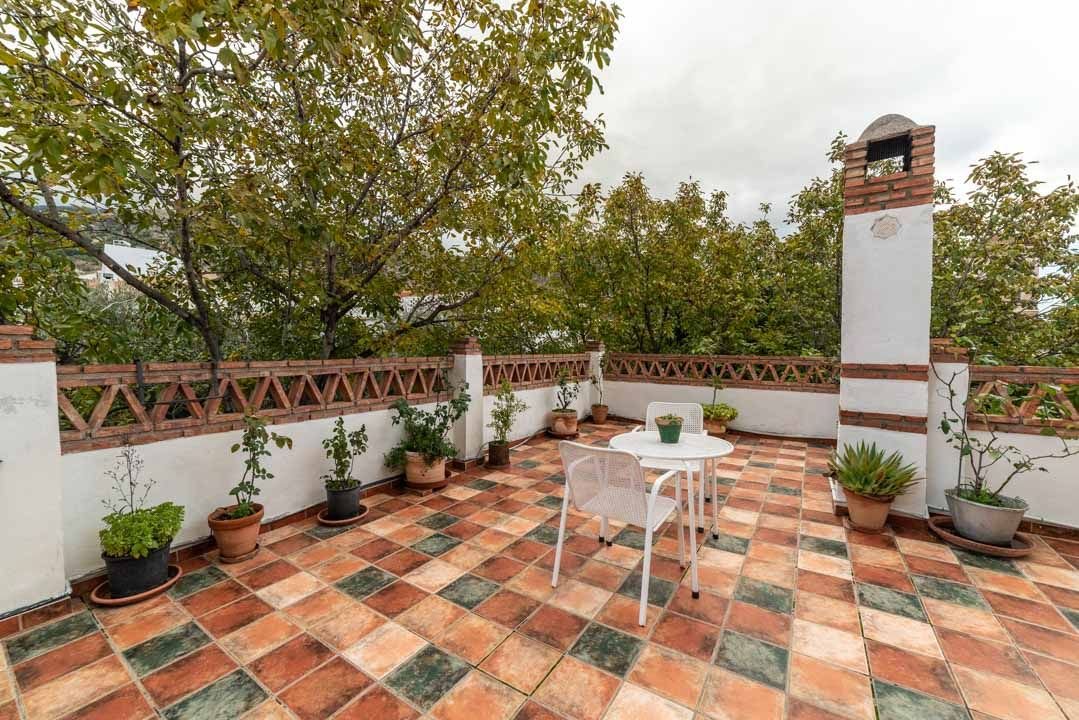 A. Coqueto estudio en un entorno rural de Granada, Nigüelas.