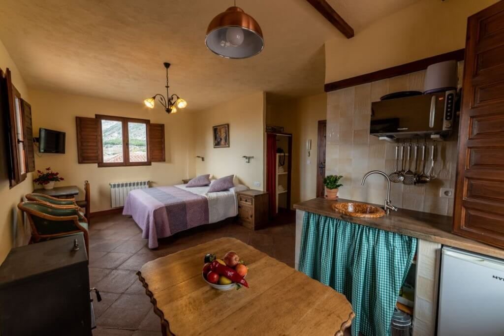 A. Coqueto estudio en un entorno rural de Granada, Nigüelas.