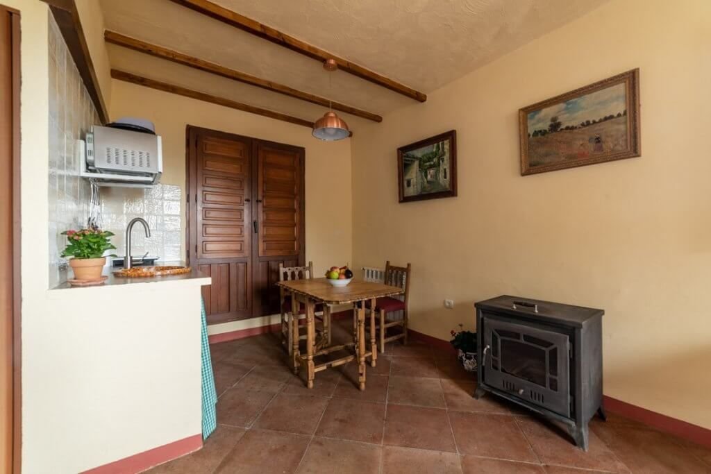 A. Coqueto estudio en un entorno rural de Granada, Nigüelas.