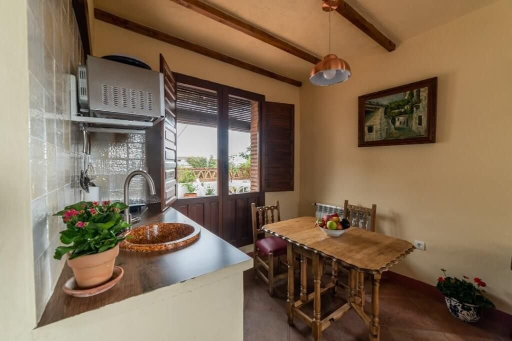 A. Coqueto estudio en un entorno rural de Granada, Nigüelas.