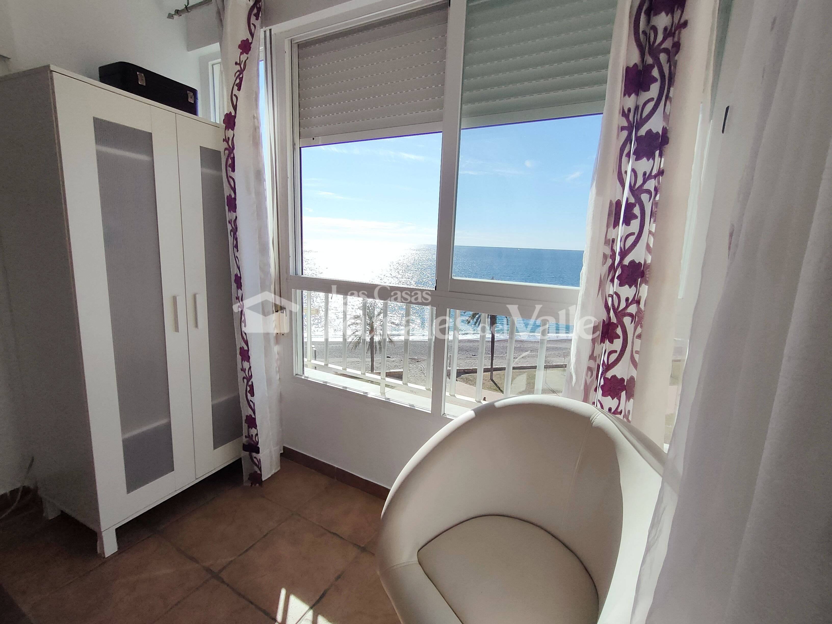 Coqueto y espléndido apartamento en plena línea de playa en salobreña.