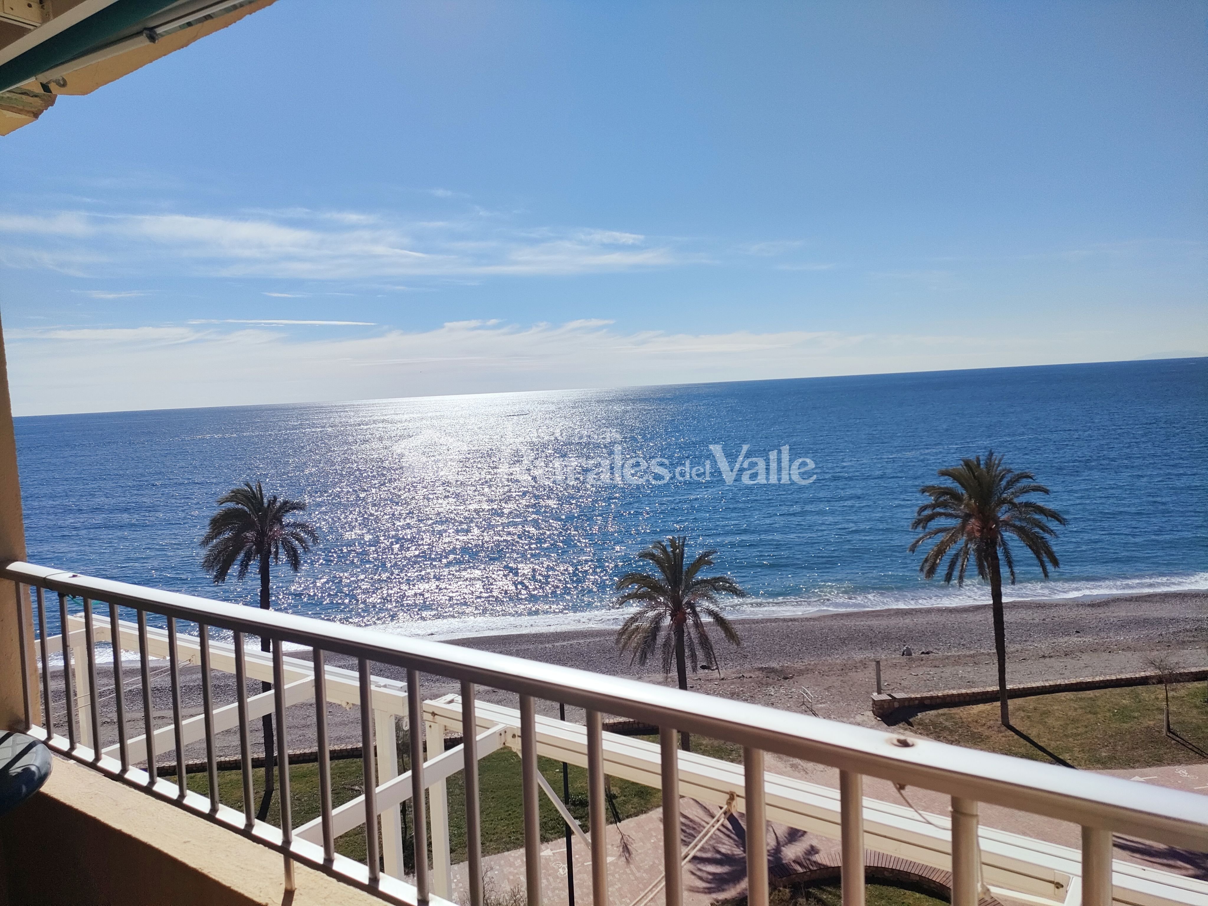 Coqueto y espléndido apartamento en plena línea de playa en salobreña.