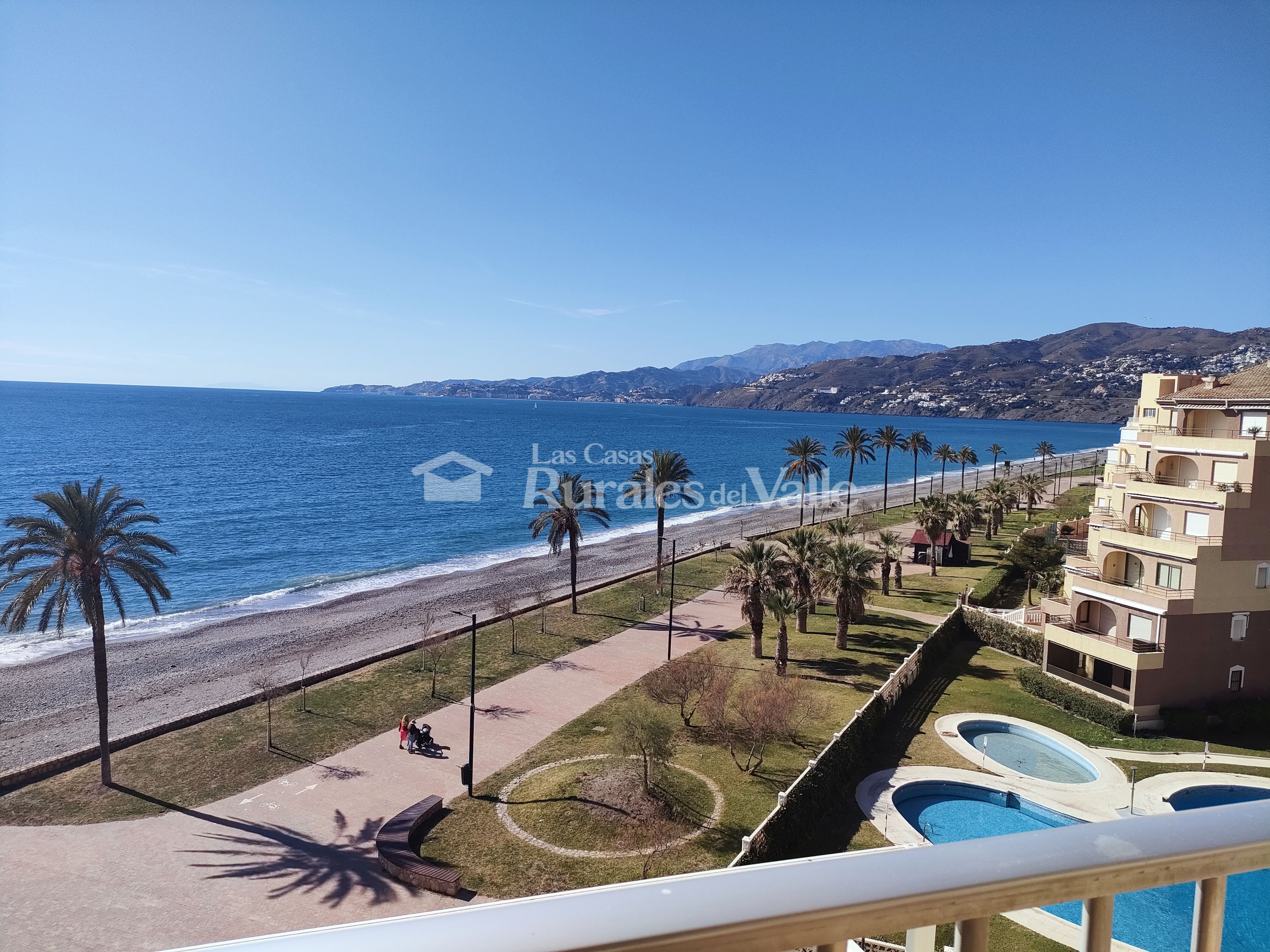 Coqueto y espléndido apartamento en plena línea de playa en salobreña.