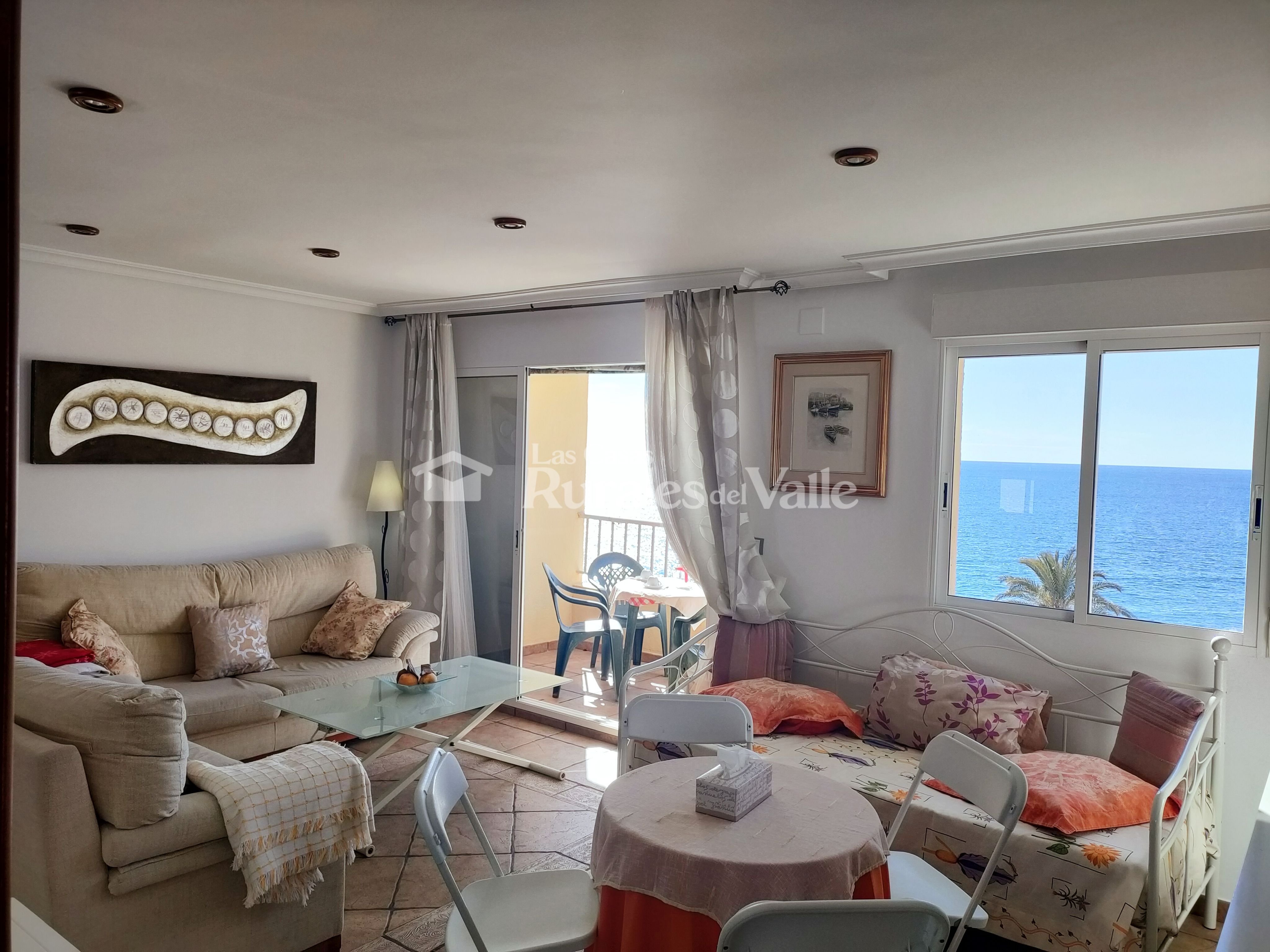 Coqueto y espléndido apartamento en plena línea de playa en salobreña.