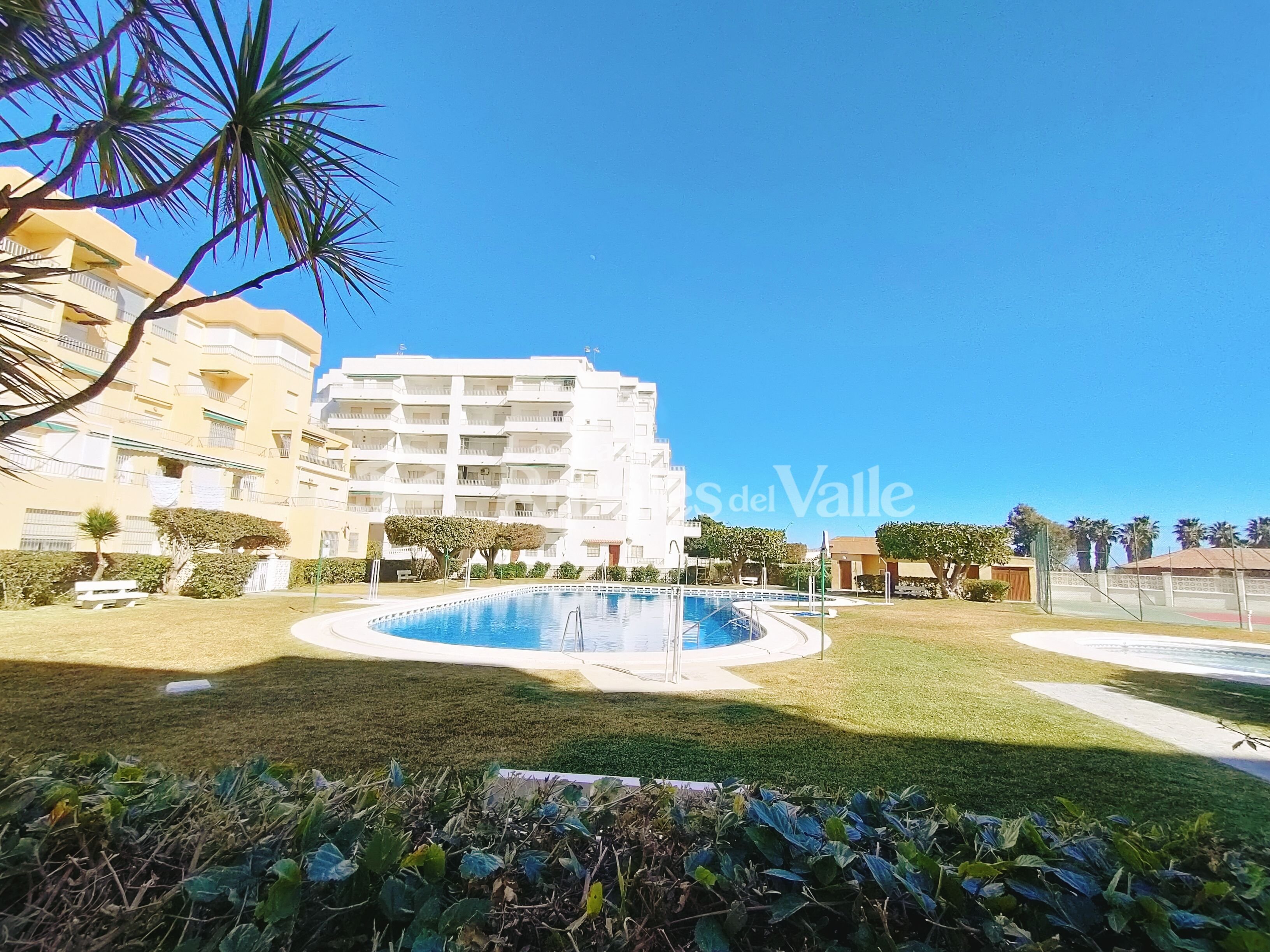 Coqueto y espléndido apartamento en plena línea de playa en salobreña.