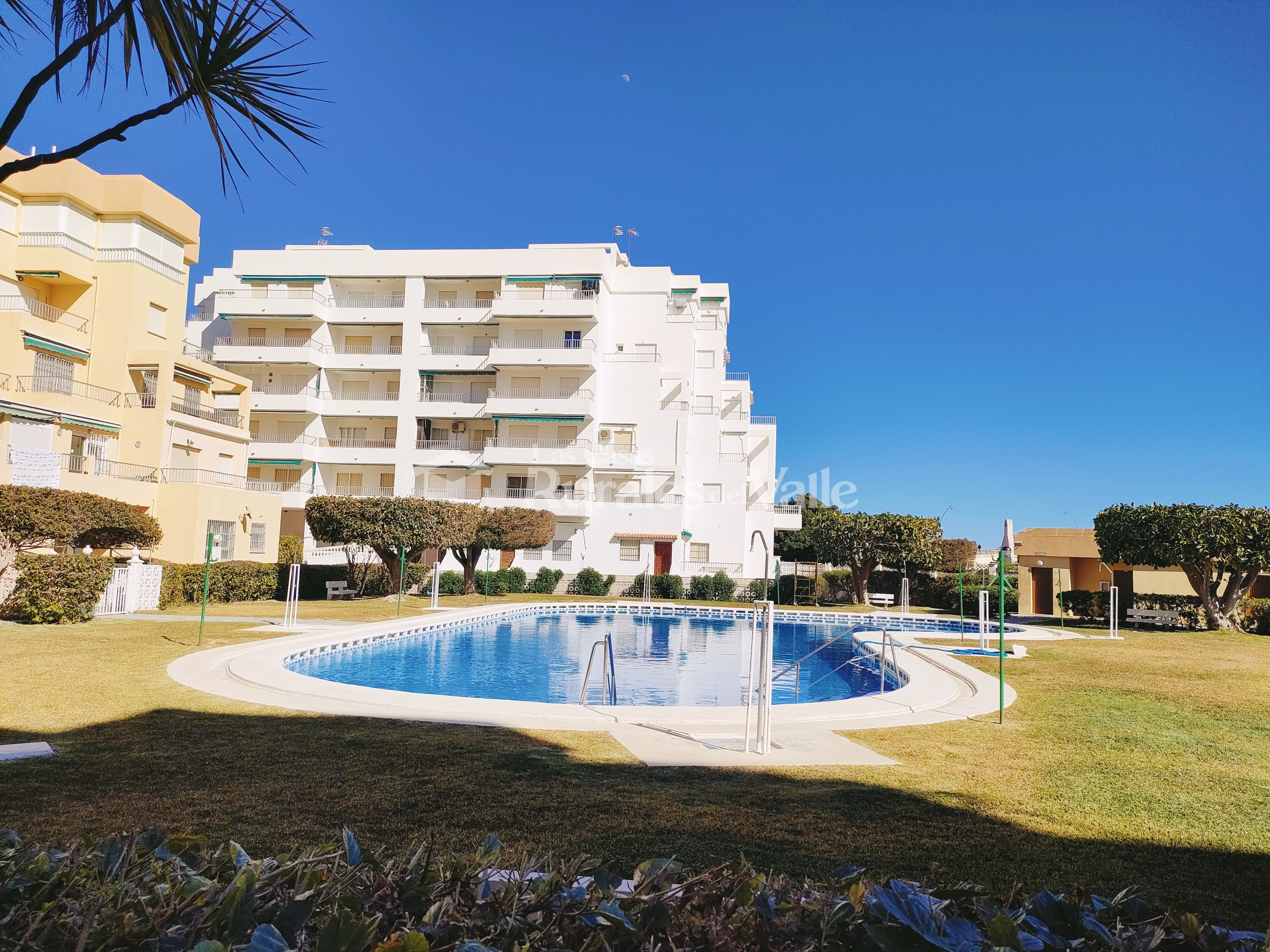 Coqueto y espléndido apartamento en plena línea de playa en salobreña.
