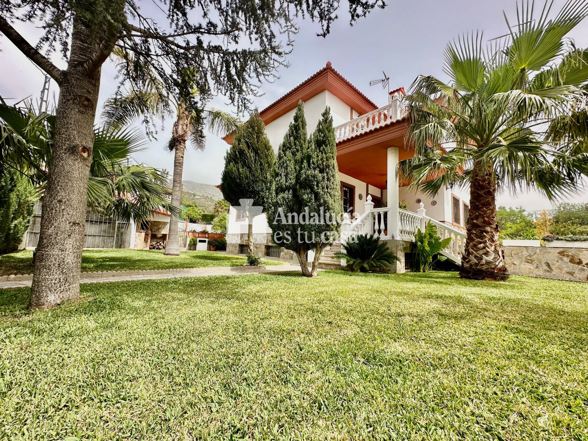 Precioso chalet en Órgiva en un entorno tranquilo y muy cerca del casco urbano
