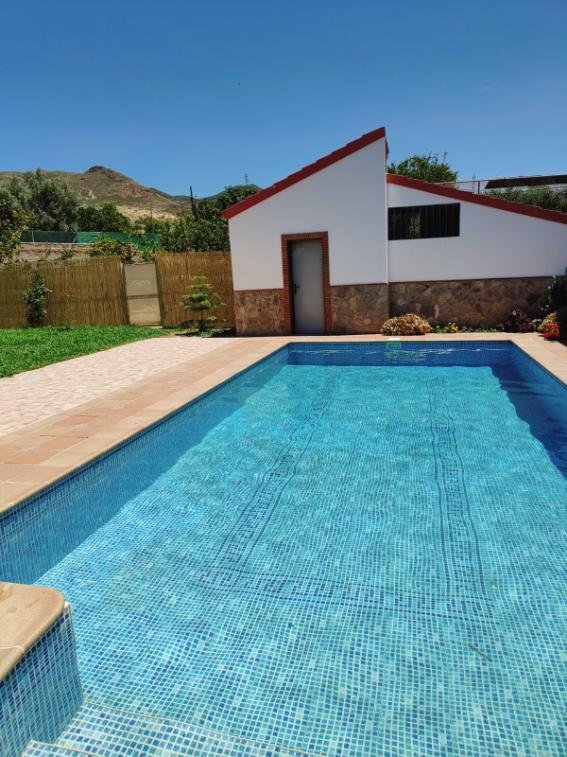 Precioso chalet en Órgiva en un entorno tranquilo y muy cerca del casco urbano