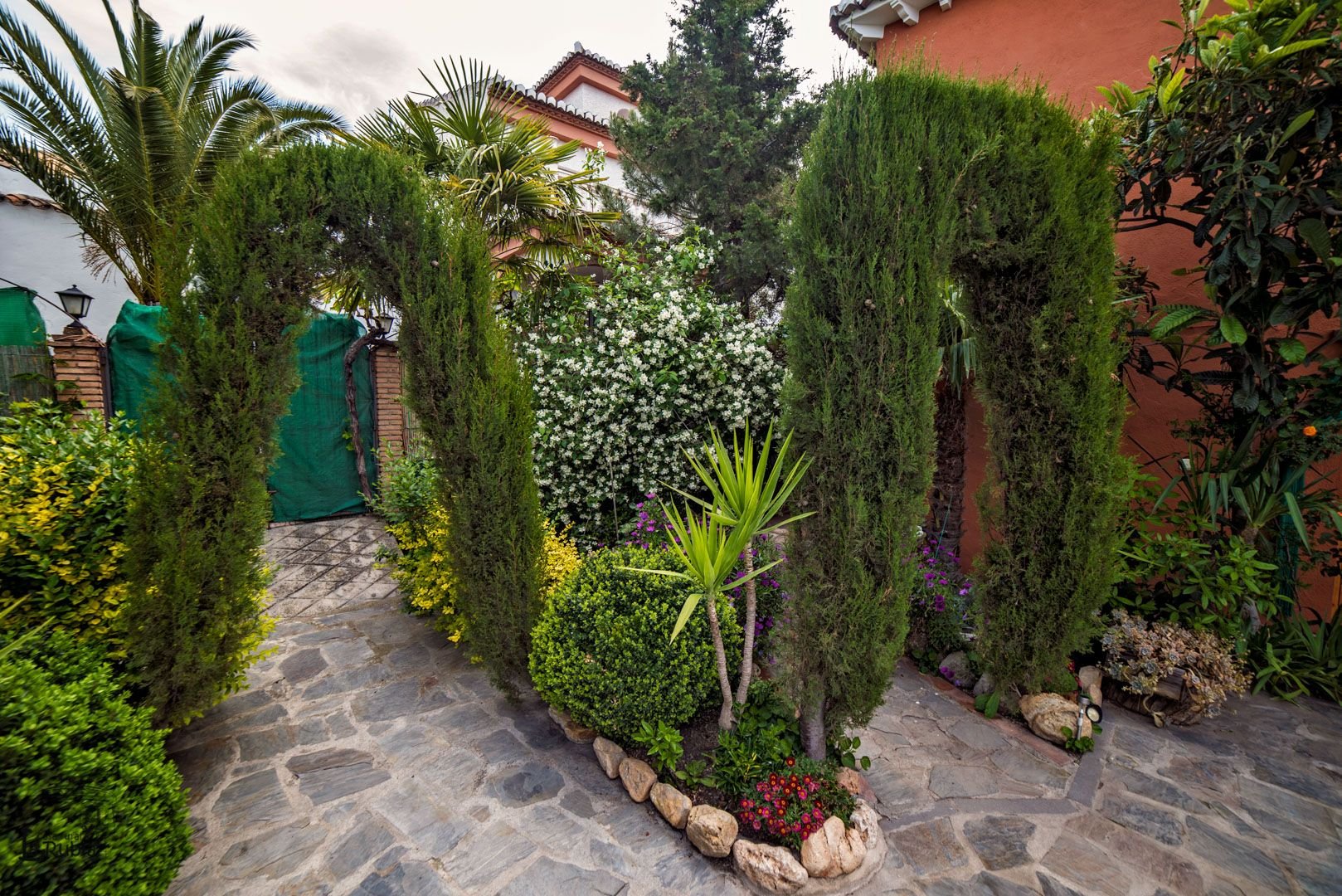 Inestimable casa rural en Granada situada en el casco urbano de Nigüelas.