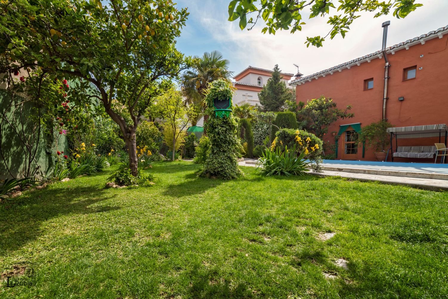 Inestimable casa rural en Granada situada en el casco urbano de Nigüelas.