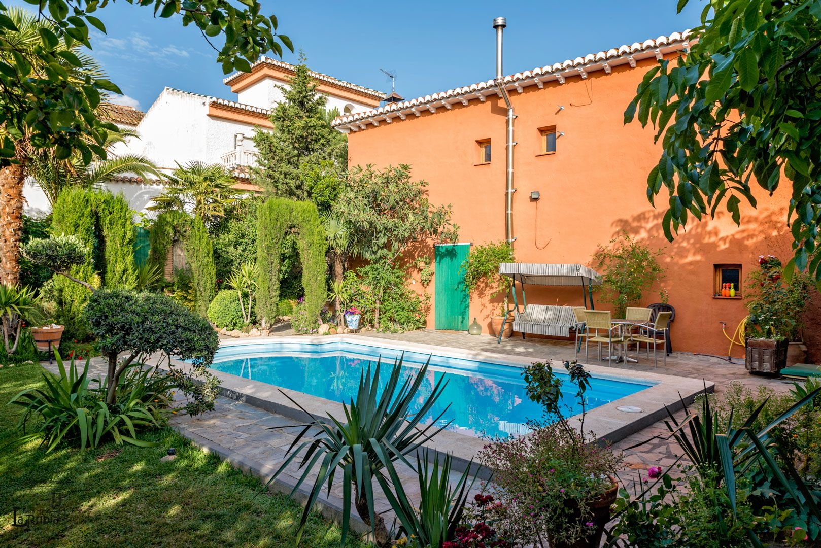 Inestimable casa rural en Granada situada en el casco urbano de Nigüelas.