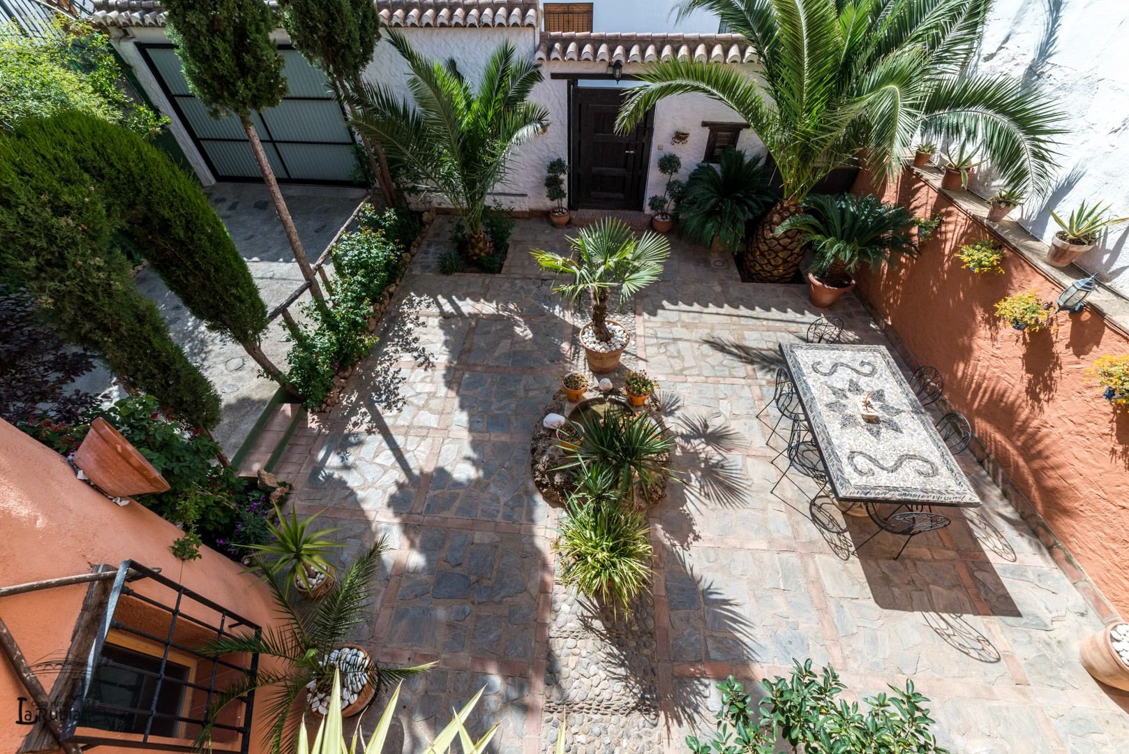 Inestimable casa rural en Granada situada en el casco urbano de Nigüelas.
