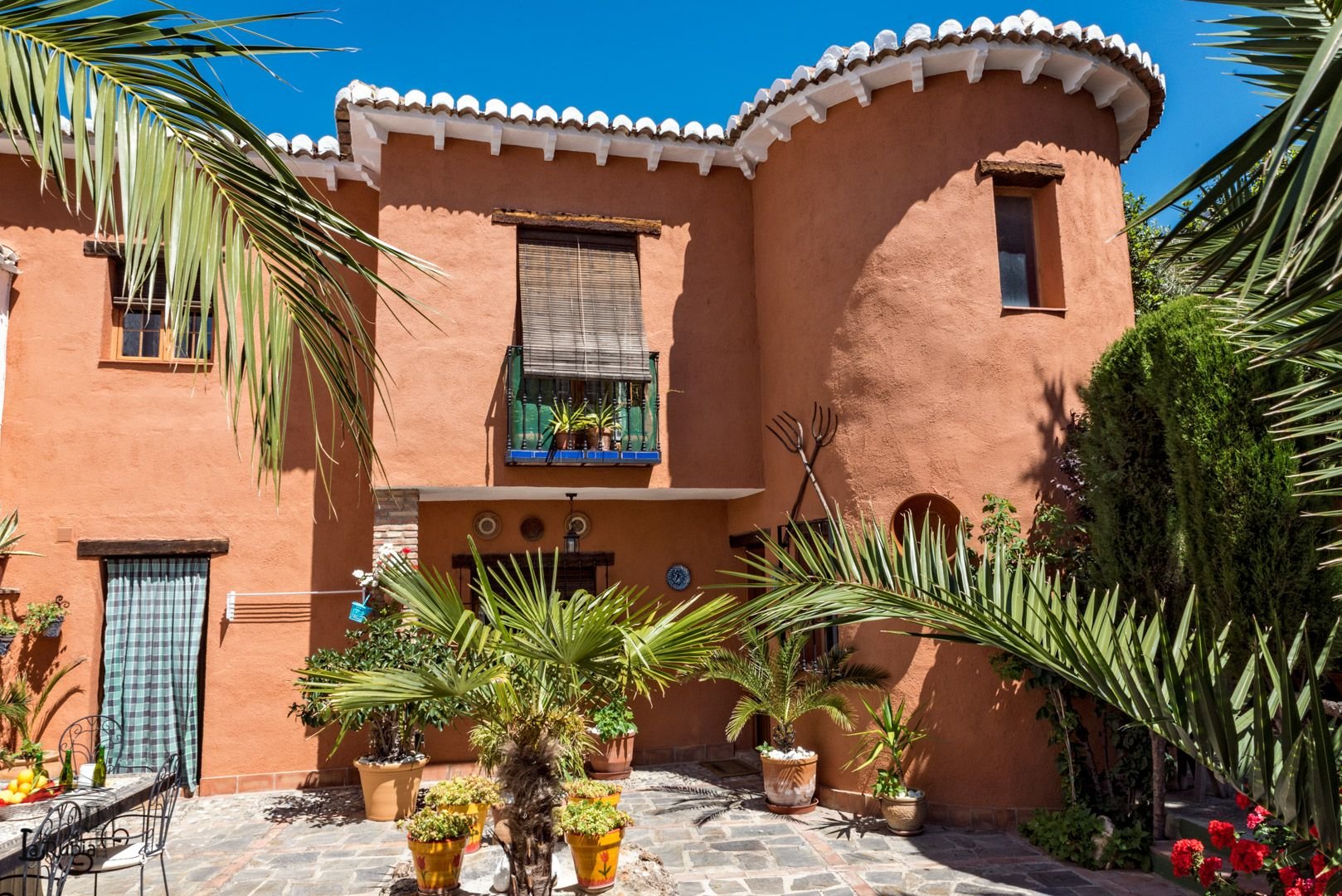 Inestimable casa rural en Granada situada en el casco urbano de Nigüelas.