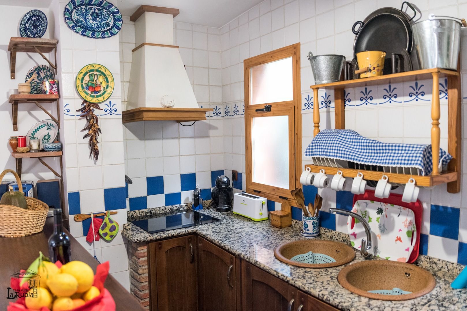 Inestimable casa rural en Granada situada en el casco urbano de Nigüelas.