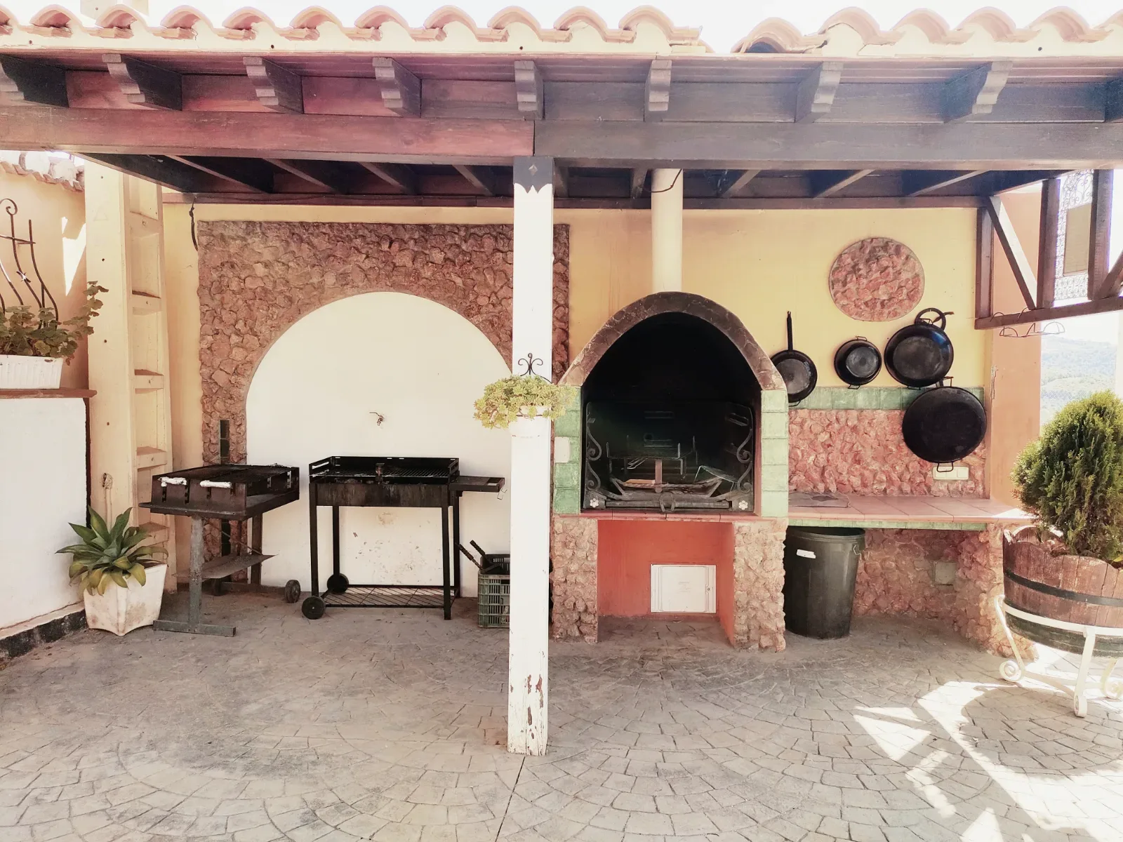 Encantadora casa rural para 13 personas rodeada de preciosos senderos en el Valle de Lecrín