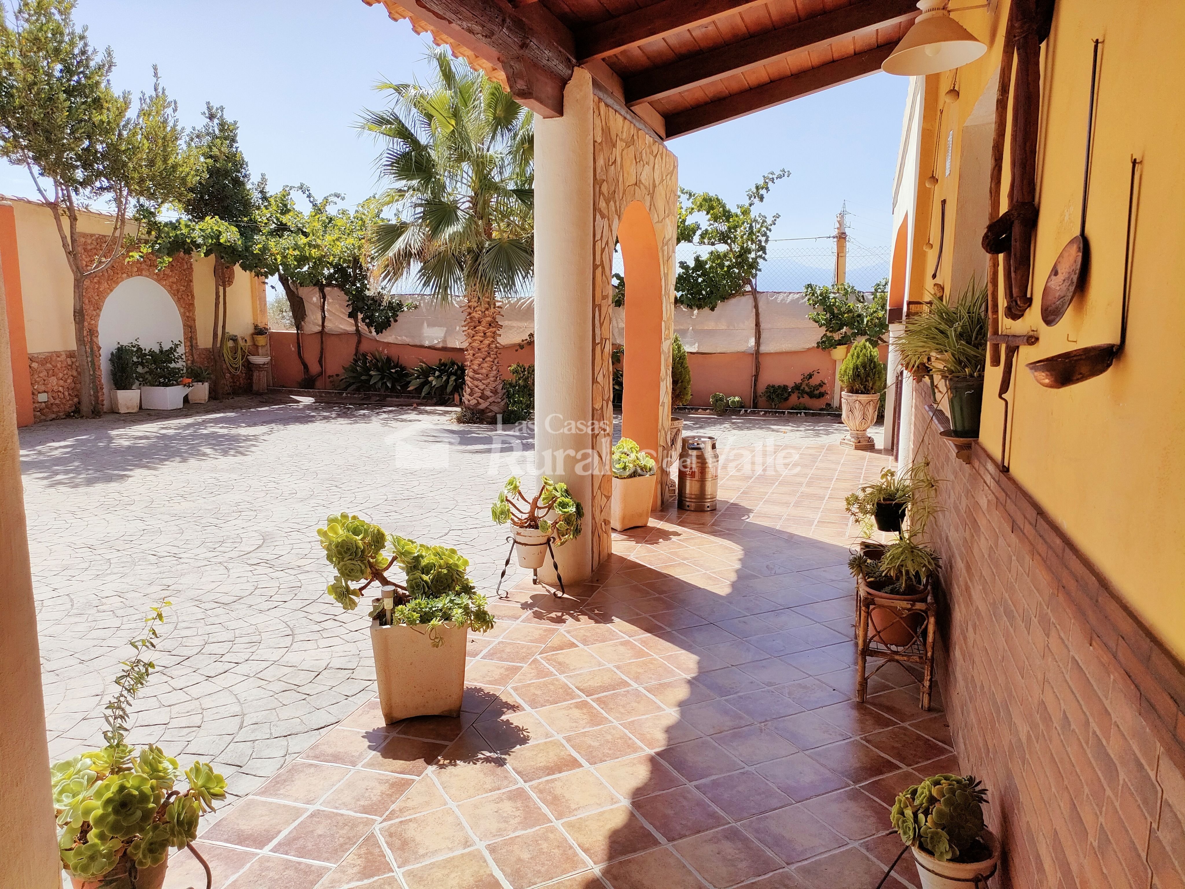 Fabulosa y amplia casa rural en Granada ubicada a las afueras del pueblo de Nigüelas.