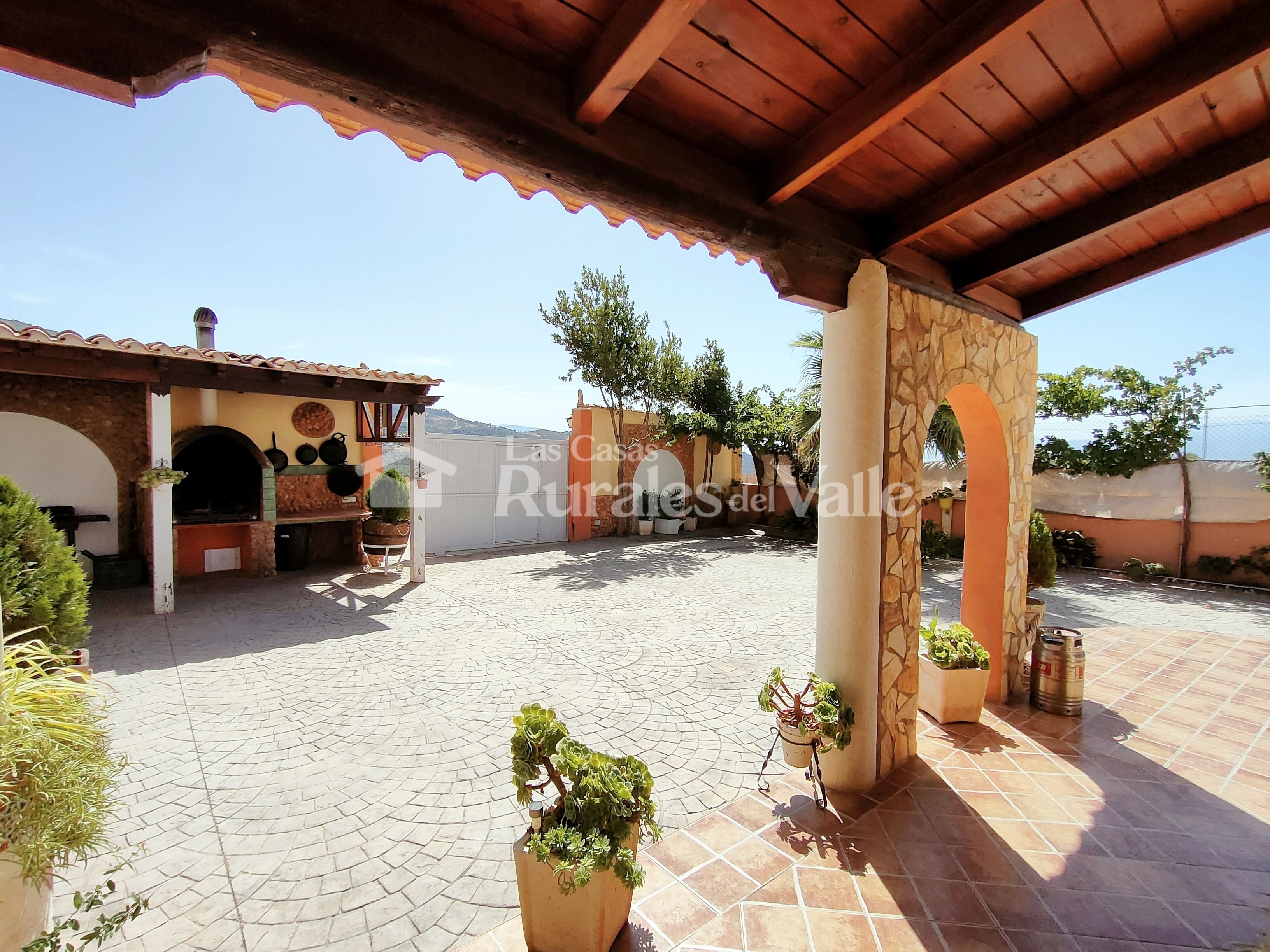 Fabulosa y amplia casa rural en Granada ubicada a las afueras del pueblo de Nigüelas.