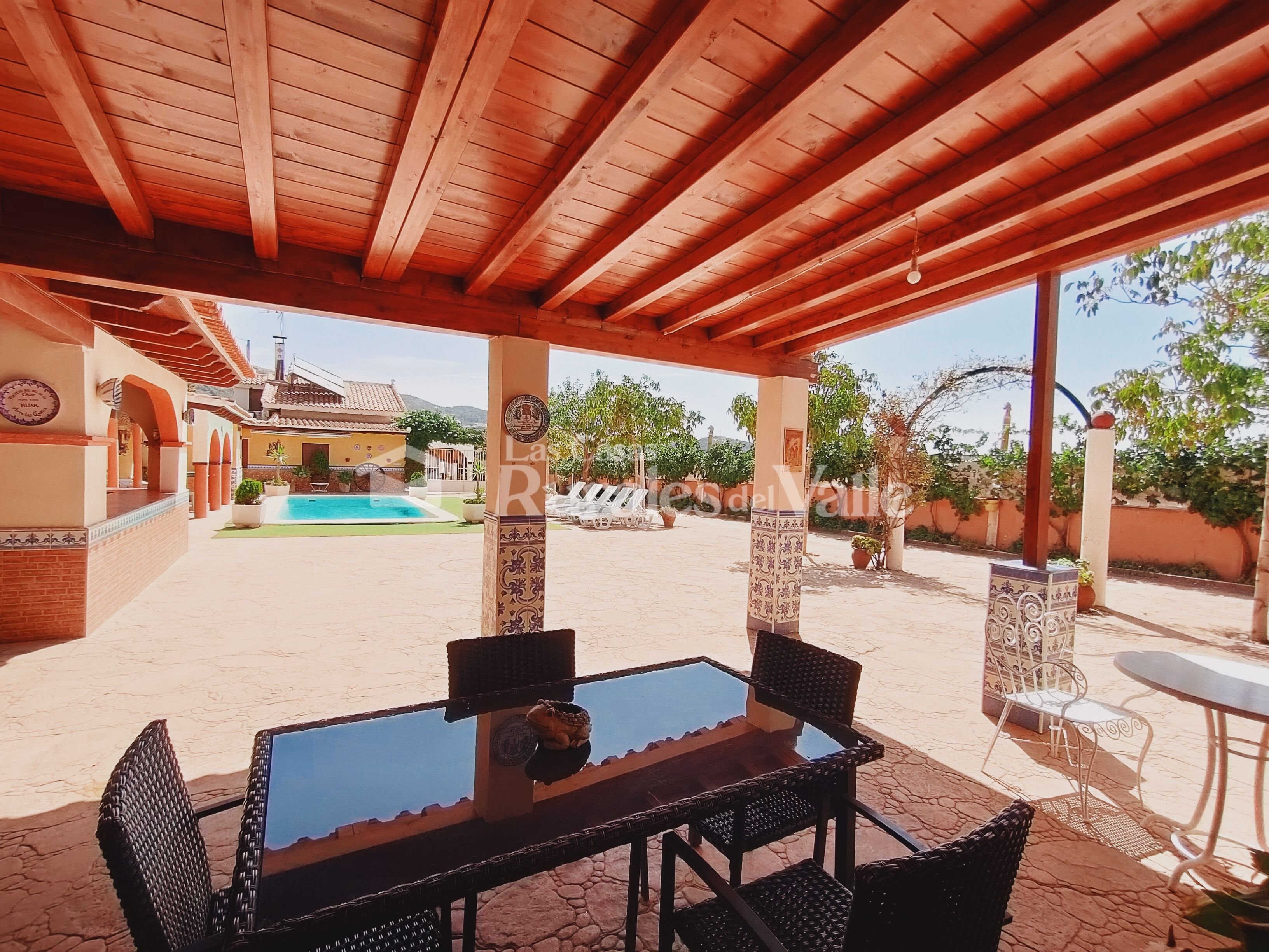Fabulosa y amplia casa rural en Granada ubicada a las afueras del pueblo de Nigüelas.
