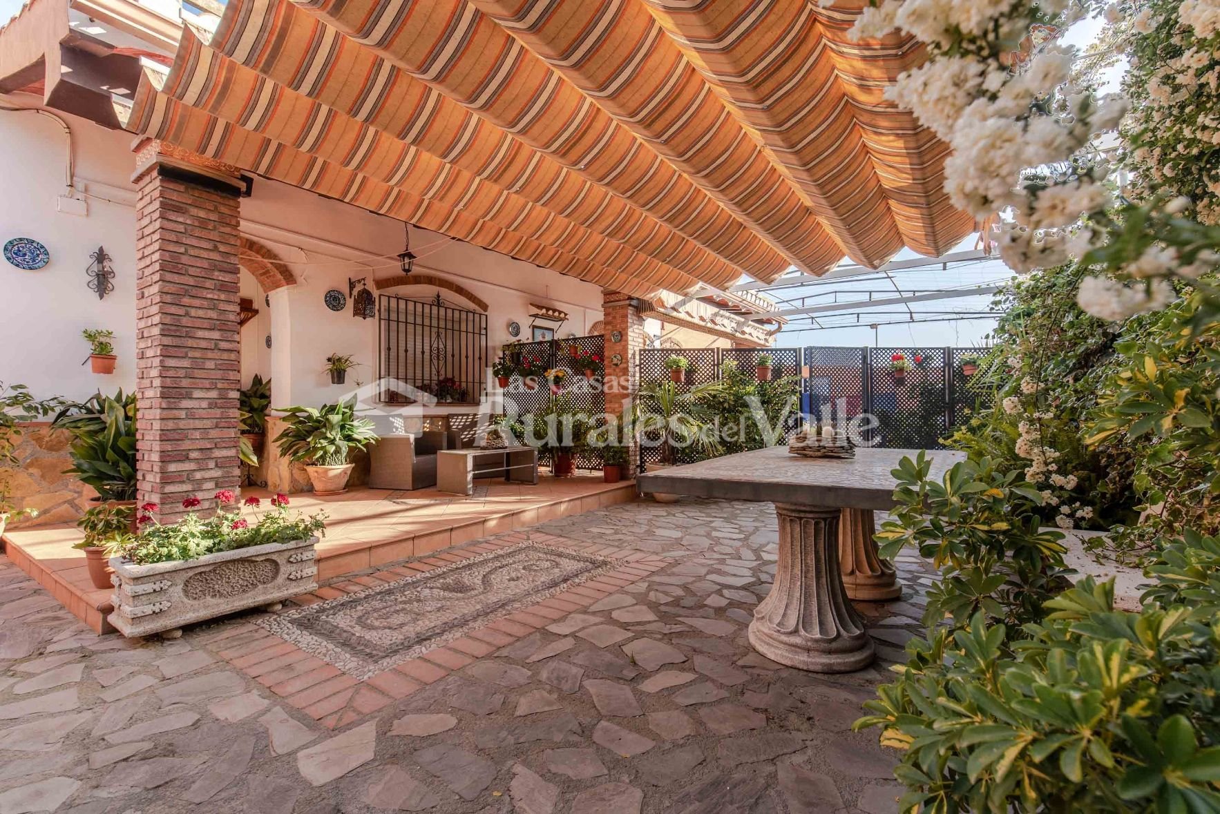 Preciosa y acogedora casa rural en Granada a la entrada del pueblo de Nigüelas.
