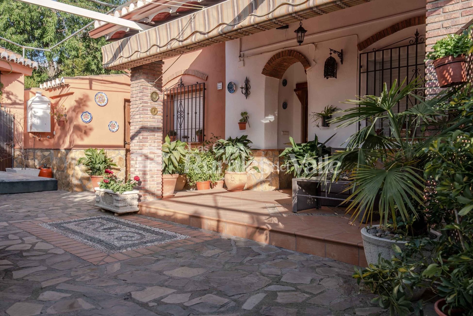 Preciosa y acogedora casa rural en Granada a la entrada del pueblo de Nigüelas.