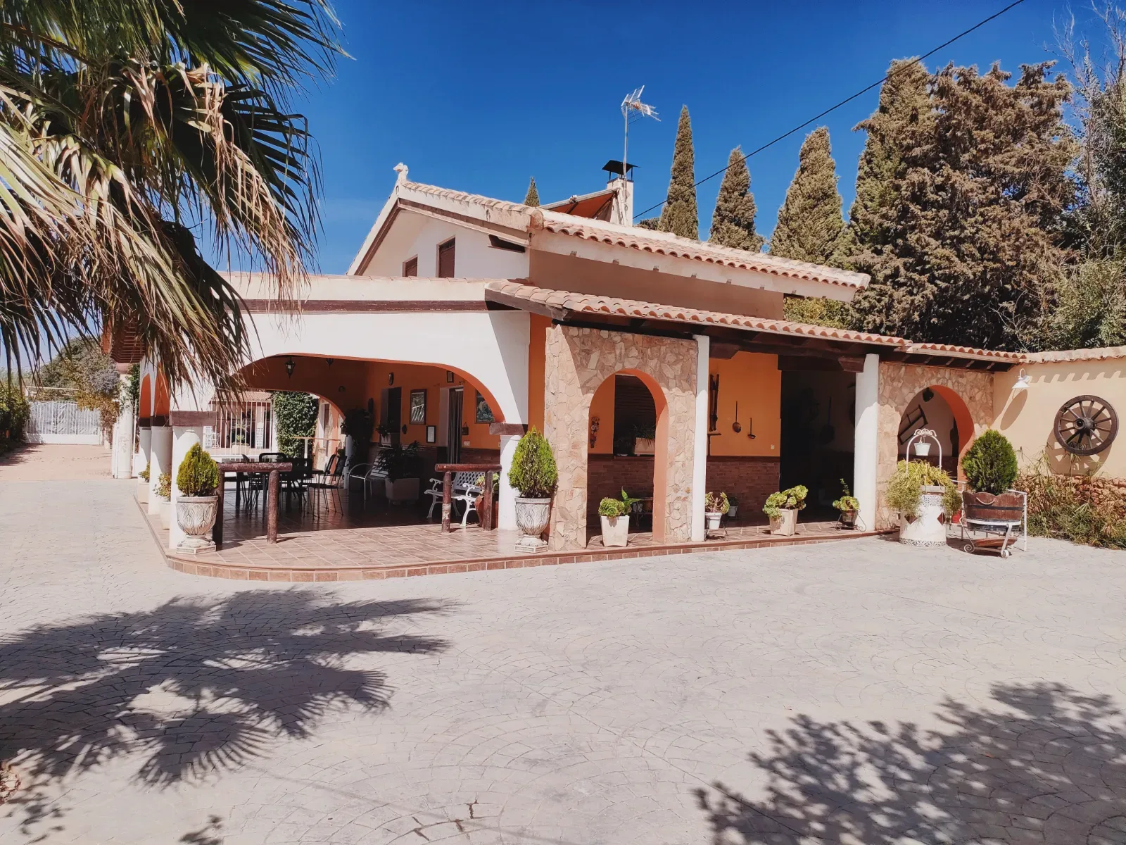 Encantadora casa rural para 13 personas rodeada de preciosos senderos en el Valle de Lecrín