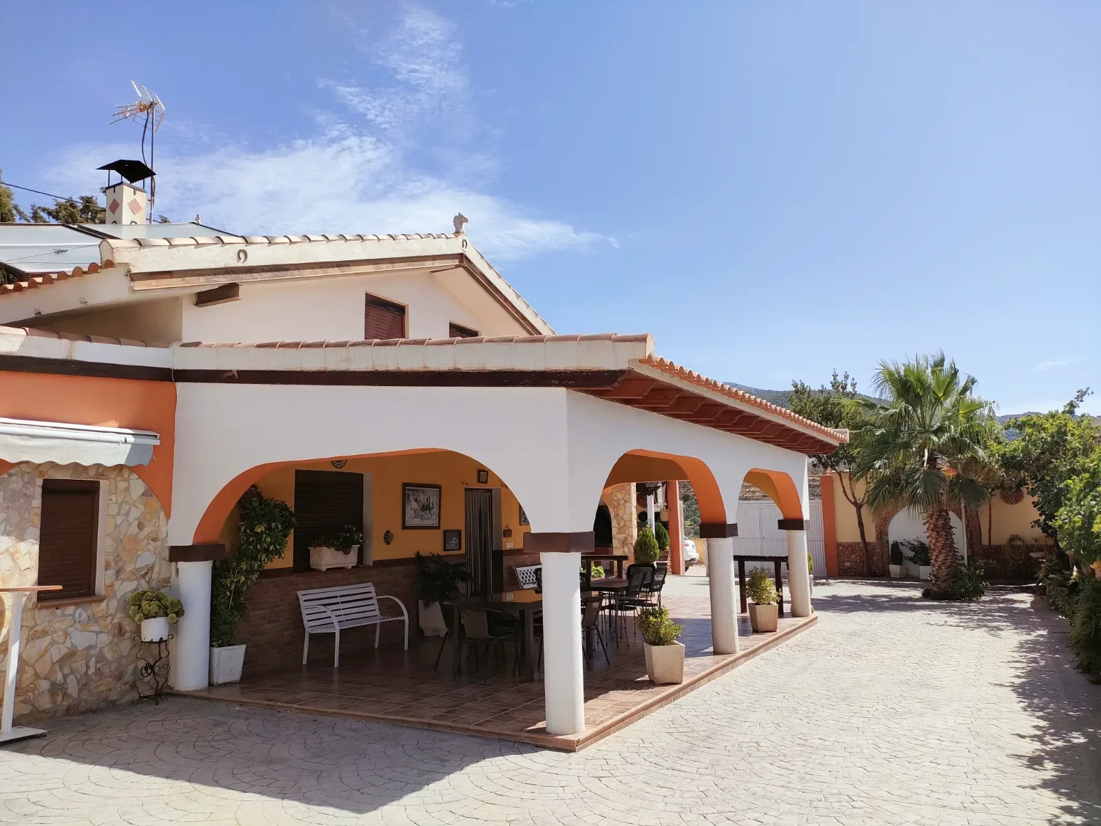 Encantadora casa rural para 13 personas rodeada de preciosos senderos en el Valle de Lecrín