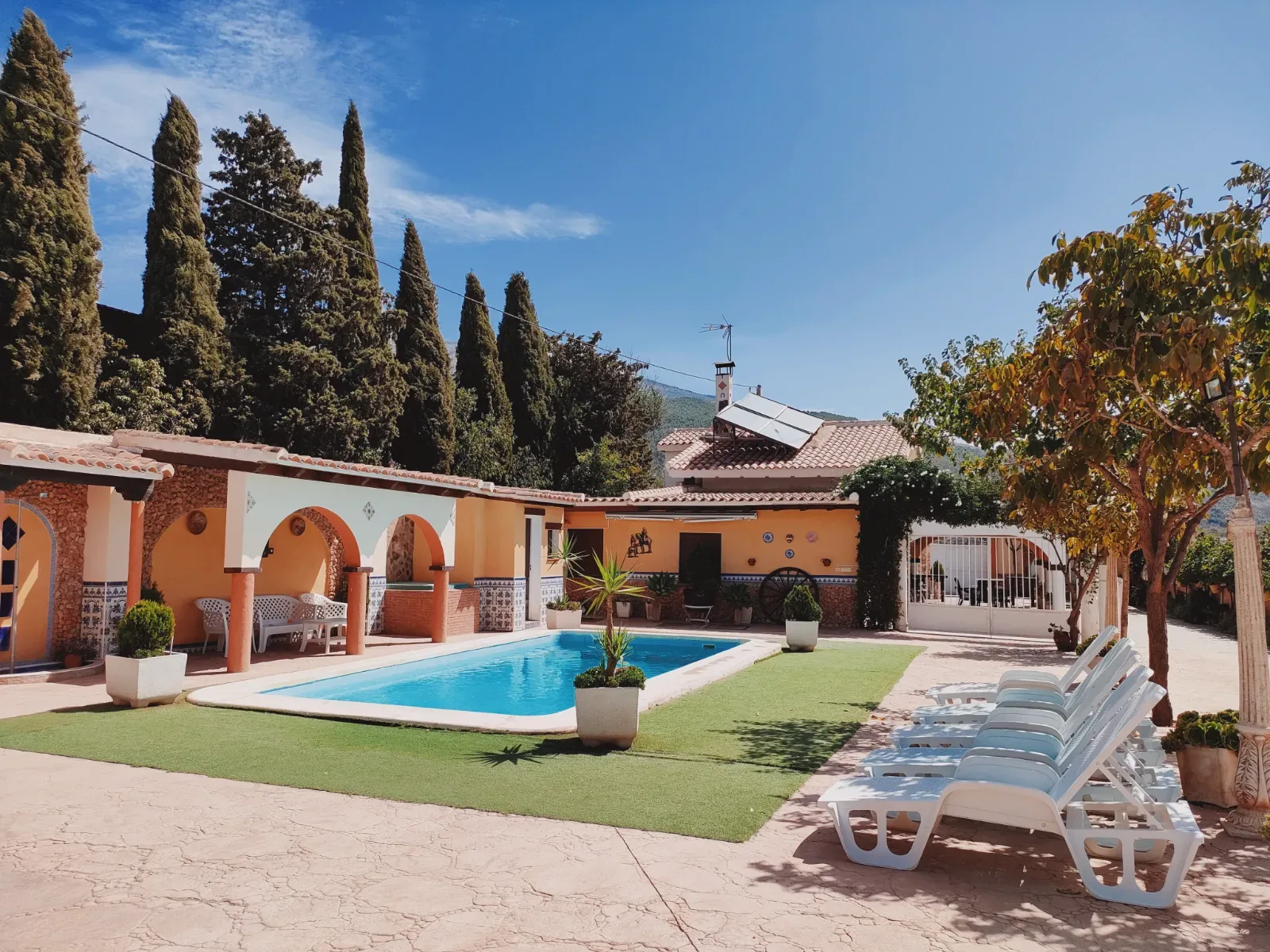 Encantadora casa rural para 13 personas rodeada de preciosos senderos en el Valle de Lecrín