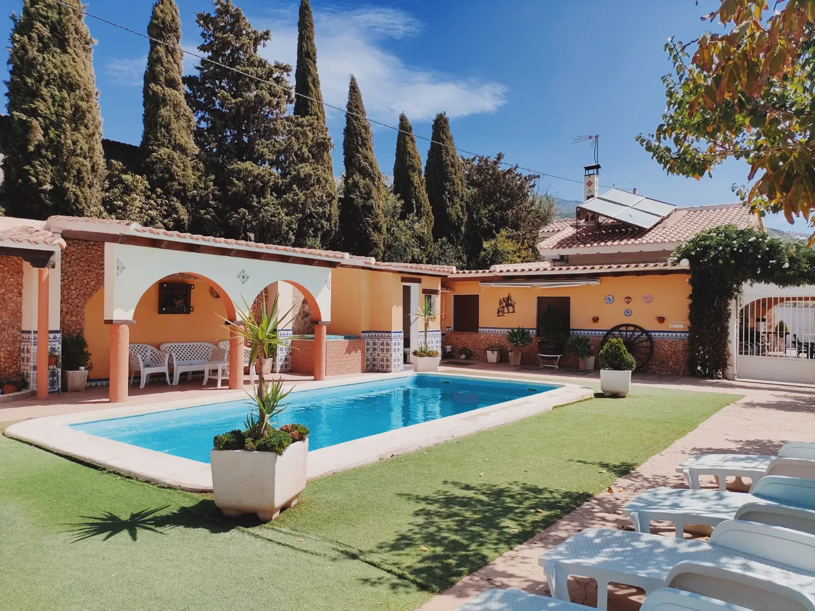 Encantadora casa rural para 13 personas rodeada de preciosos senderos en el Valle de Lecrín