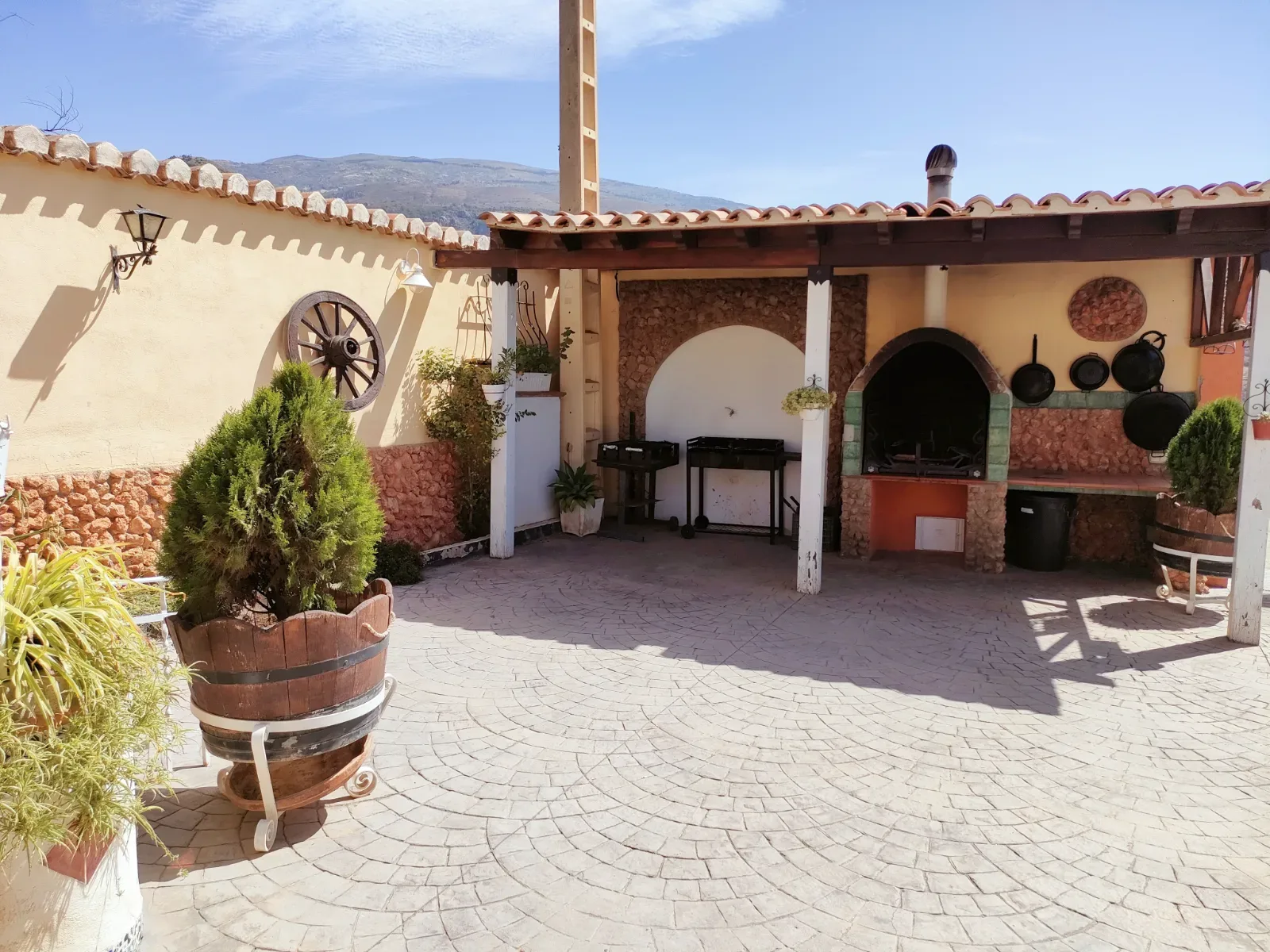 Encantadora casa rural para 13 personas rodeada de preciosos senderos en el Valle de Lecrín