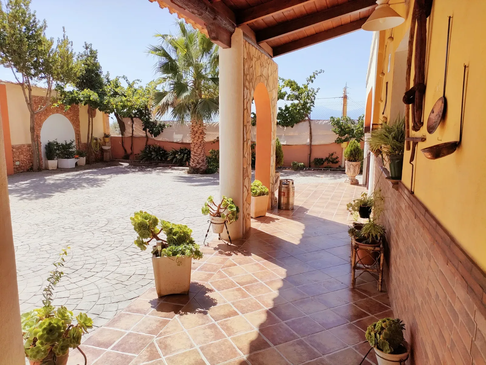 Encantadora casa rural para 13 personas rodeada de preciosos senderos en el Valle de Lecrín