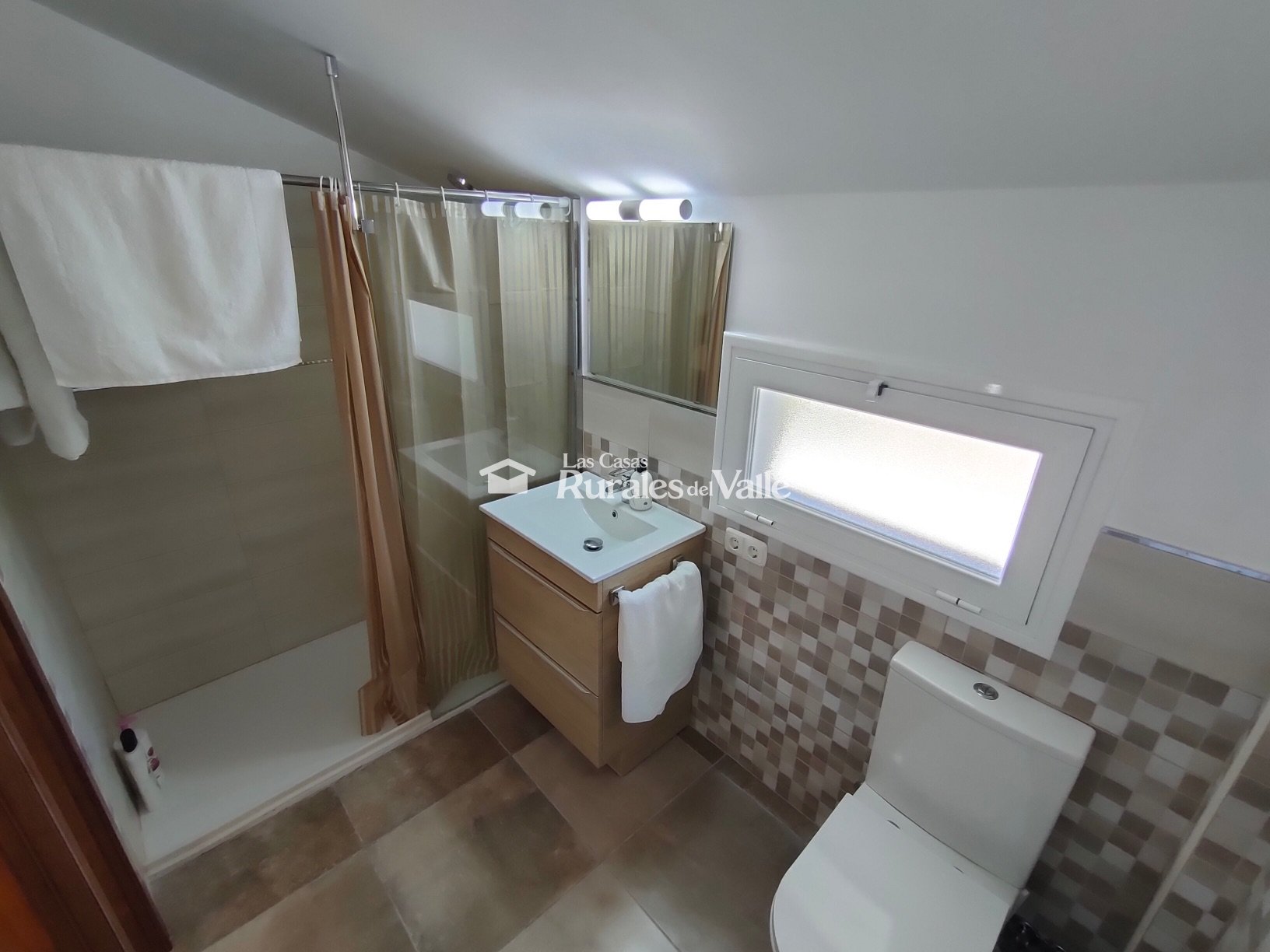 Casa rural con 3 suit ideal para relajarse y disfrutar de la naturaleza a las afueras de Dúrcal.
