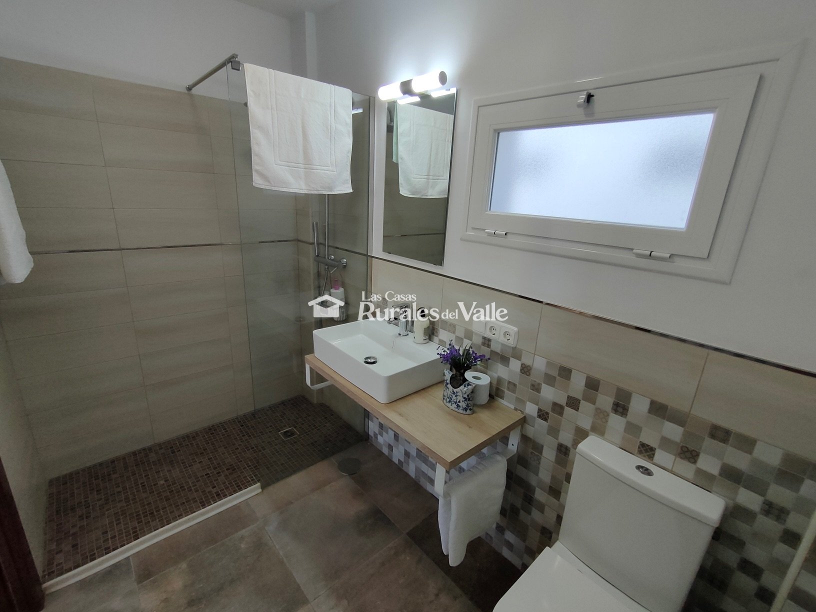 Casa rural con 3 suit ideal para relajarse y disfrutar de la naturaleza a las afueras de Dúrcal.