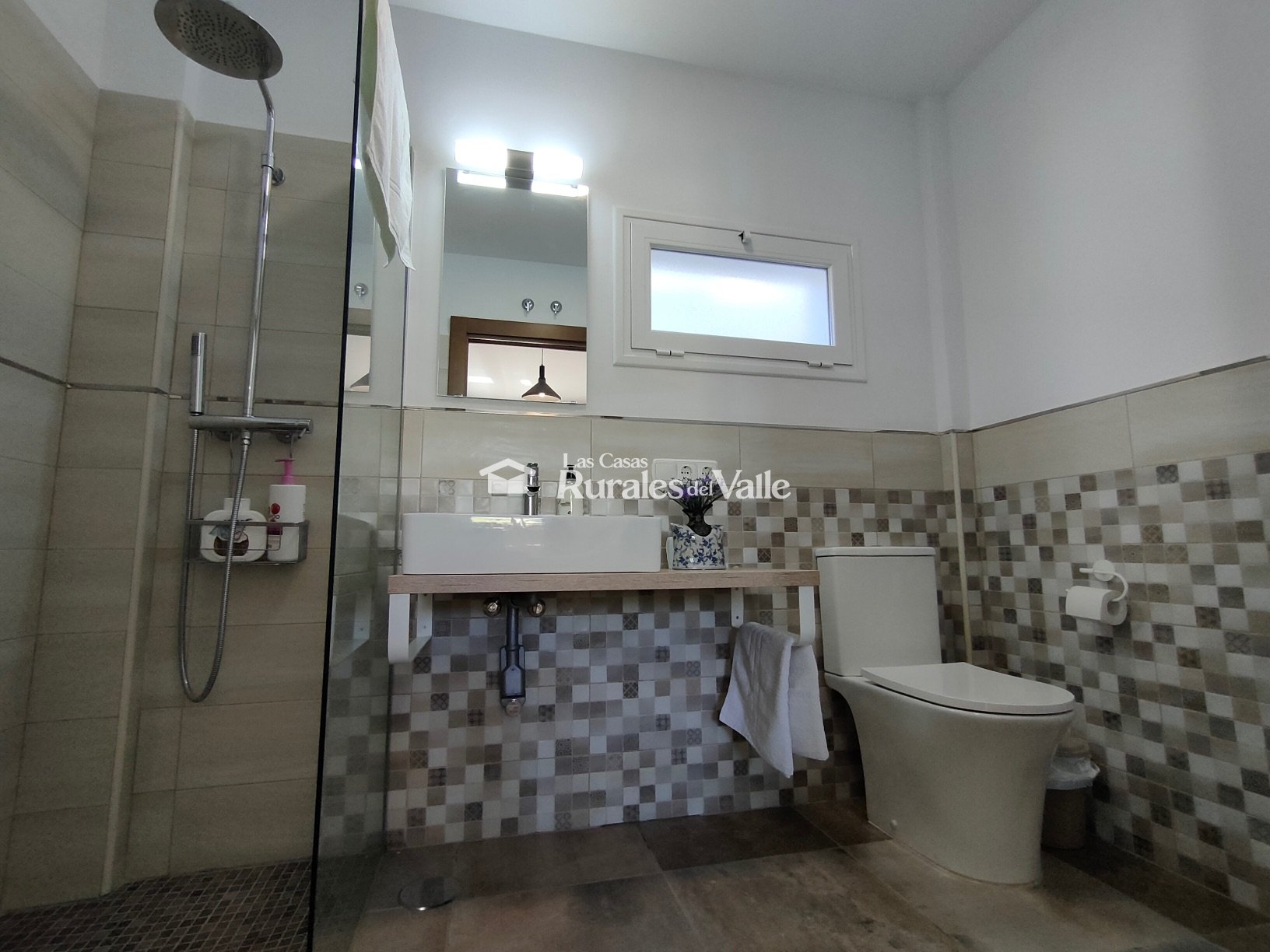 Casa rural con 3 suit ideal para relajarse y disfrutar de la naturaleza a las afueras de Dúrcal.
